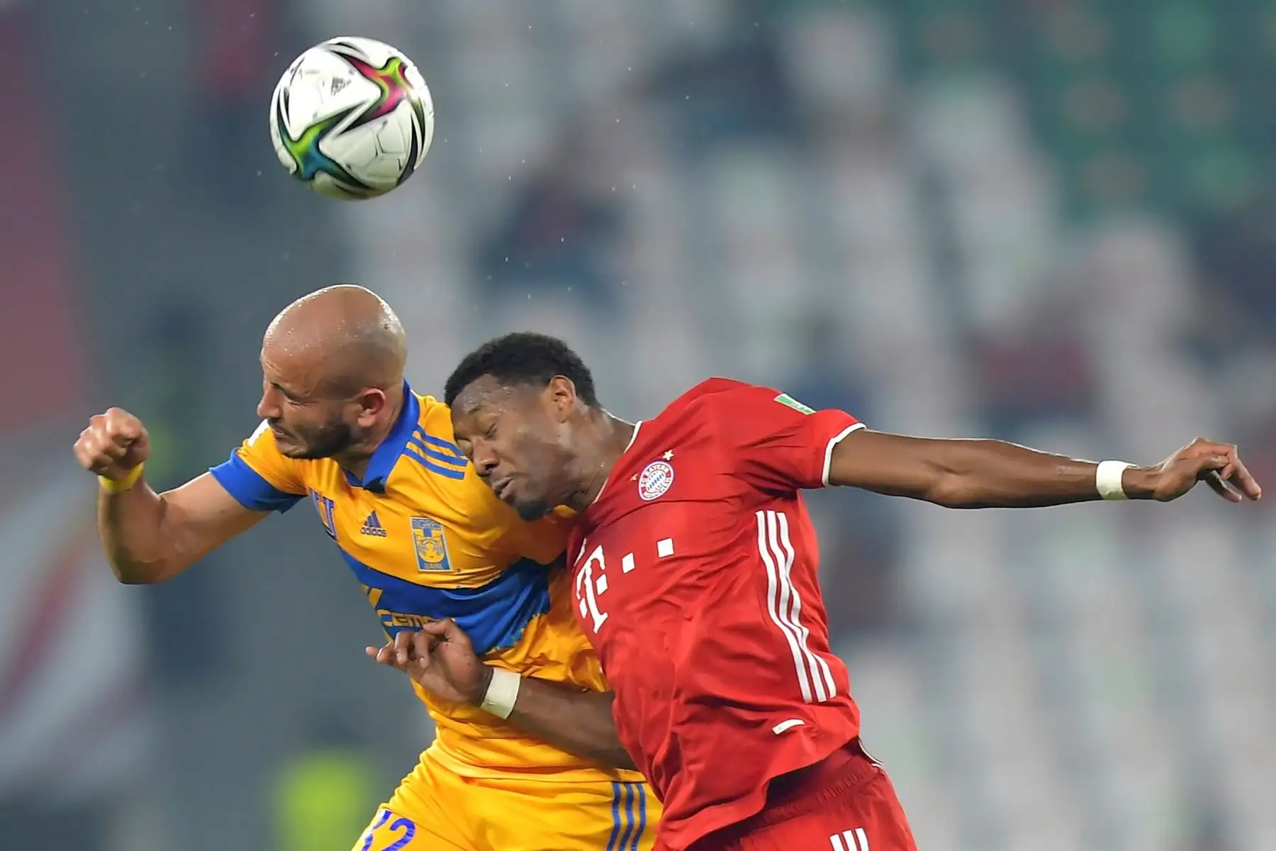 David Alaba del Bayern de Múnich en acción contra Carlos González de Tigres durante la final del Mundial de Clubes de la FIFA en Al Rayyan, en Qatar. Foto: EFE