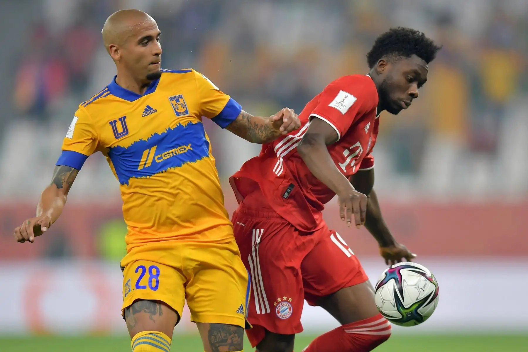 Alphonso Davies del Bayern de Múnich en acción contra Luis Rodríguez de Tigres durante la final por la Copa Mundial de Clubes de la FIFA en Al Rayyan, en Qatar. Foto: EFE