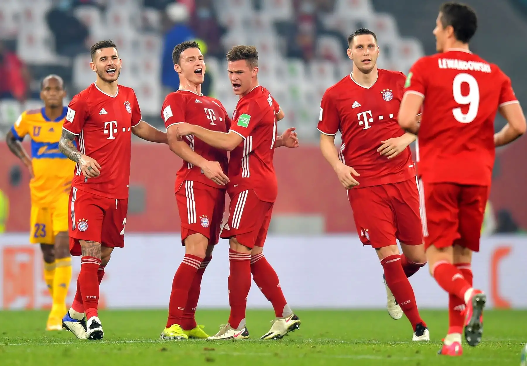 Benjamin Pavard del Bayern Munich celebra con su compañero Joshua Kimmich tras marcar el gol de apertura durante la final ante Tigres UANL por la Copa Mundial de Clubes, en Qatar. Foto: EFE