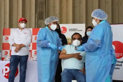 Con la vacunación de médicos, enfermeras y técnicos del hospital de la Amistad Perú Corea II-2 Santa Rosa, el gobernador regional de Piura, Servando García Correa junto a la ministra de Vivienda, Construcción y Saneamiento, Solangel Fernández, dio inicio a la vacunación del personal de salud que se encuentra en la primera línea de batalla contra el covid-19 en esa región del norte peruano.