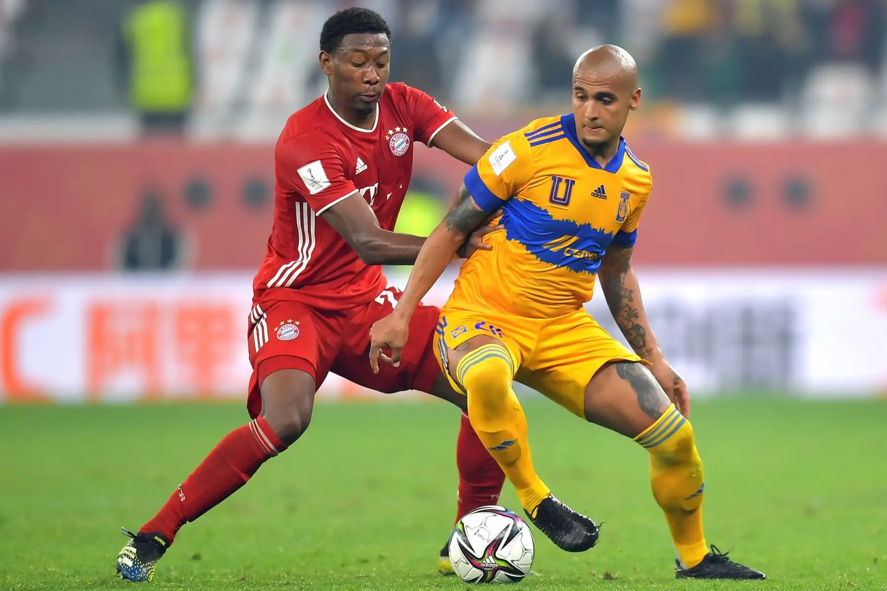 Luis Rodríguez de Tigres en acción contra David Alaba del Bayern de Múnich durante la final de la Copa Mundial de Clubes de la FIFA en Al Rayyan , en Qatar. Foto: EFE