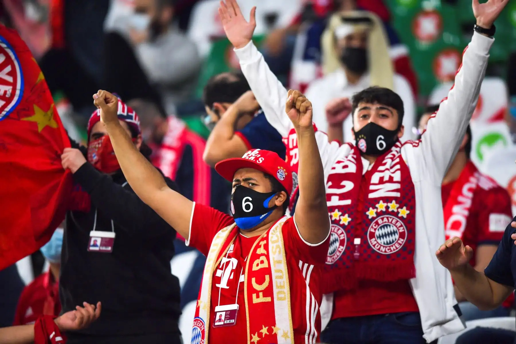 Los seguidores del Bayern de Múnich animan a su equipo durante la final ante Tigres UANL por la Copa Mundial de Clubes de la FIFA en Al Rayyan, en Qatar. Foto: EFE