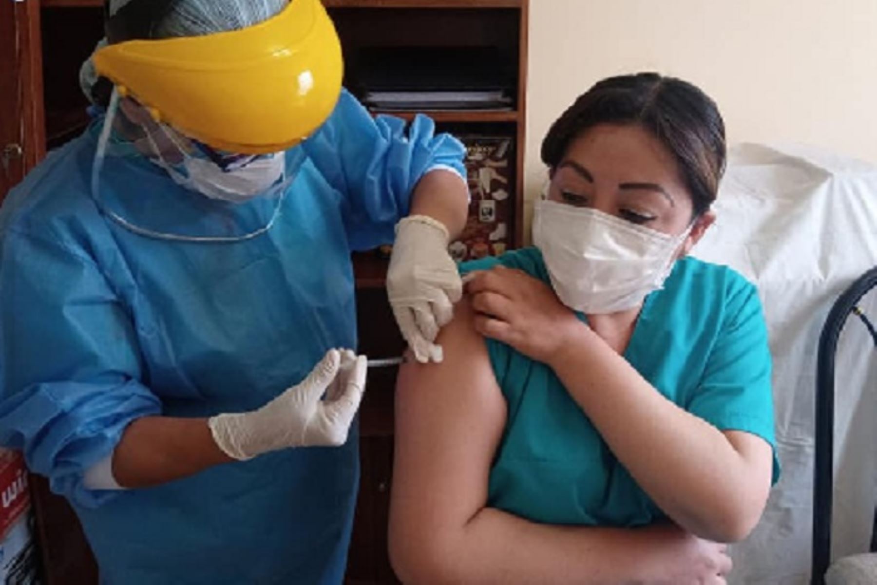 Proceso de inmunización al personal de las áreas críticas de este nosocomio se inició conforme a lo previsto este medio día, fecha que además coincide con el 109 Aniversario de creación del Hospital Goyeneche.