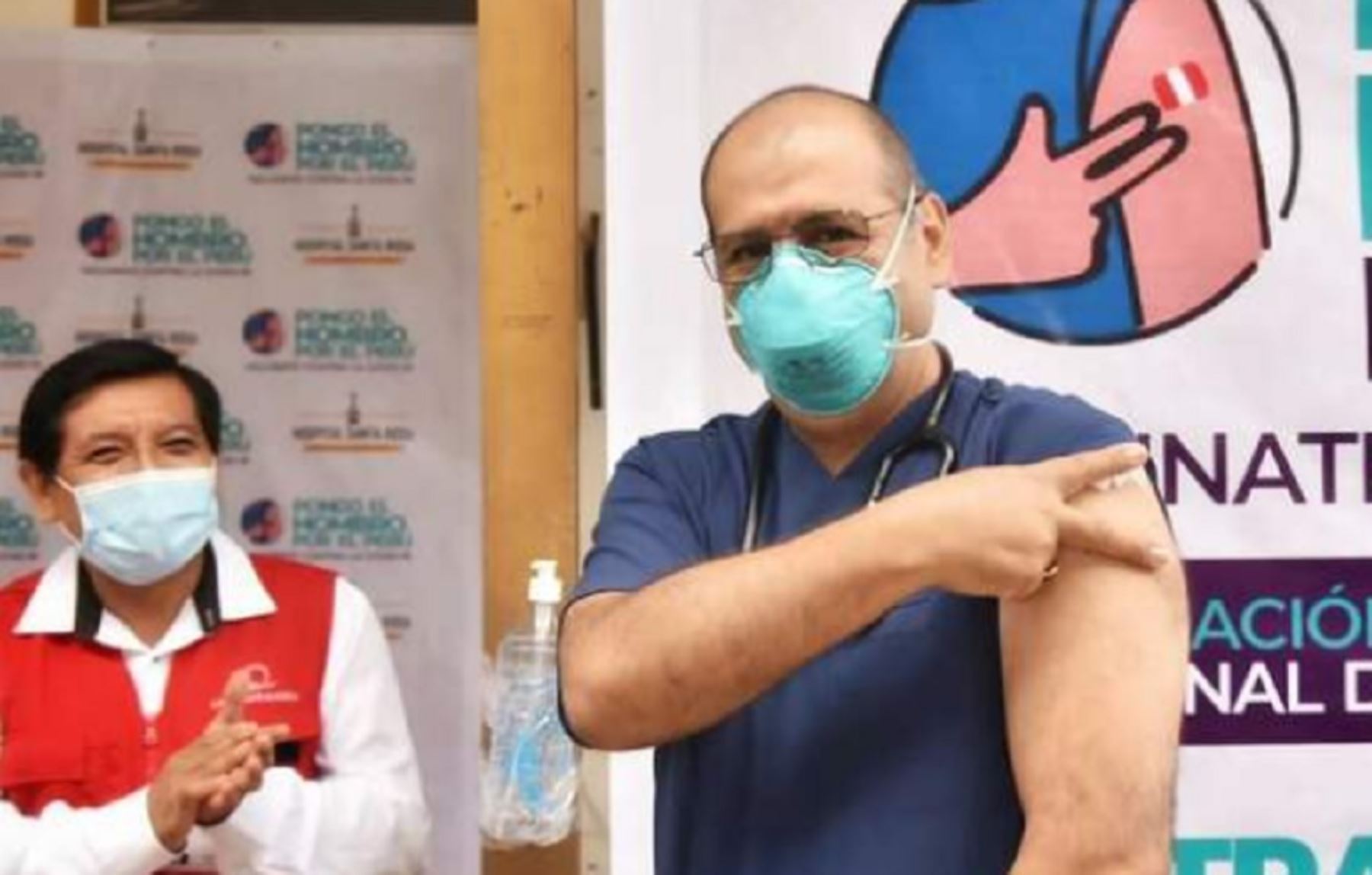 El médico neumólogo Vladimiro Bonino Solorzano, quien presta servicio en la Unidad de Cuidados Intensivos (UCI) del hospital Santa Rosa de Puerto Maldonado, fue el primero en recibir la vacuna Sinopharm.