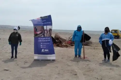 El Ministerio del Desarrollo Agrario y Riego (Midagri), a través de la Autoridad Nacional del Agua (ANA), ejecutó una campaña de limpieza en la playa San Andrés, que permitió retirar más de cinco toneladas de desechos marinos. Foto: ANA