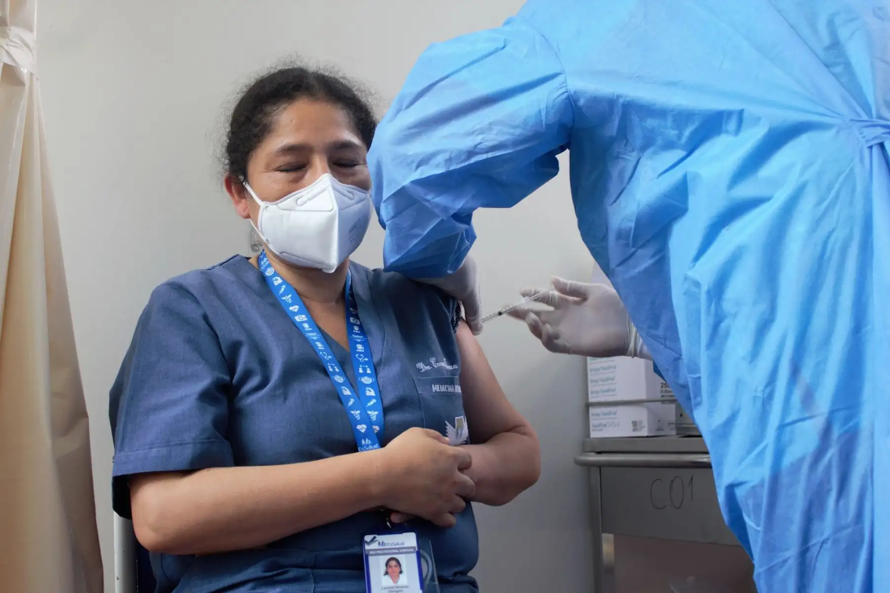 Cerca de 100 profesionales de la salud recibieron la primera dosis de la vacuna contra la covid-19, durante el primer día de vacunación. Numerosos médicos de todas las especialidades y licenciados de diversas áreas, todos de la primera línea, fueron vacunados en la primera jornada de vacunación que se inició en el hospital nacional Alberto Sabogal Sologuren de EsSalud. Foto: EsSalud
