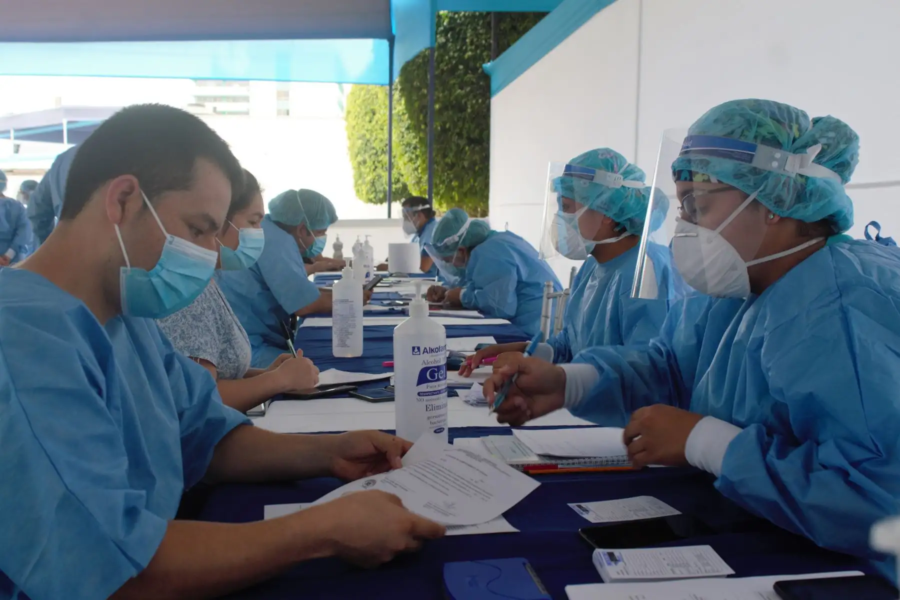 Cerca de 100 profesionales de la salud recibieron la primera dosis de la vacuna contra la covid-19, durante el primer día de vacunación. Numerosos médicos de todas las especialidades y licenciados de diversas áreas, todos de la primera línea, fueron vacunados en la primera jornada de vacunación que se inició en el hospital nacional Alberto Sabogal Sologuren de EsSalud. Foto: EsSalud