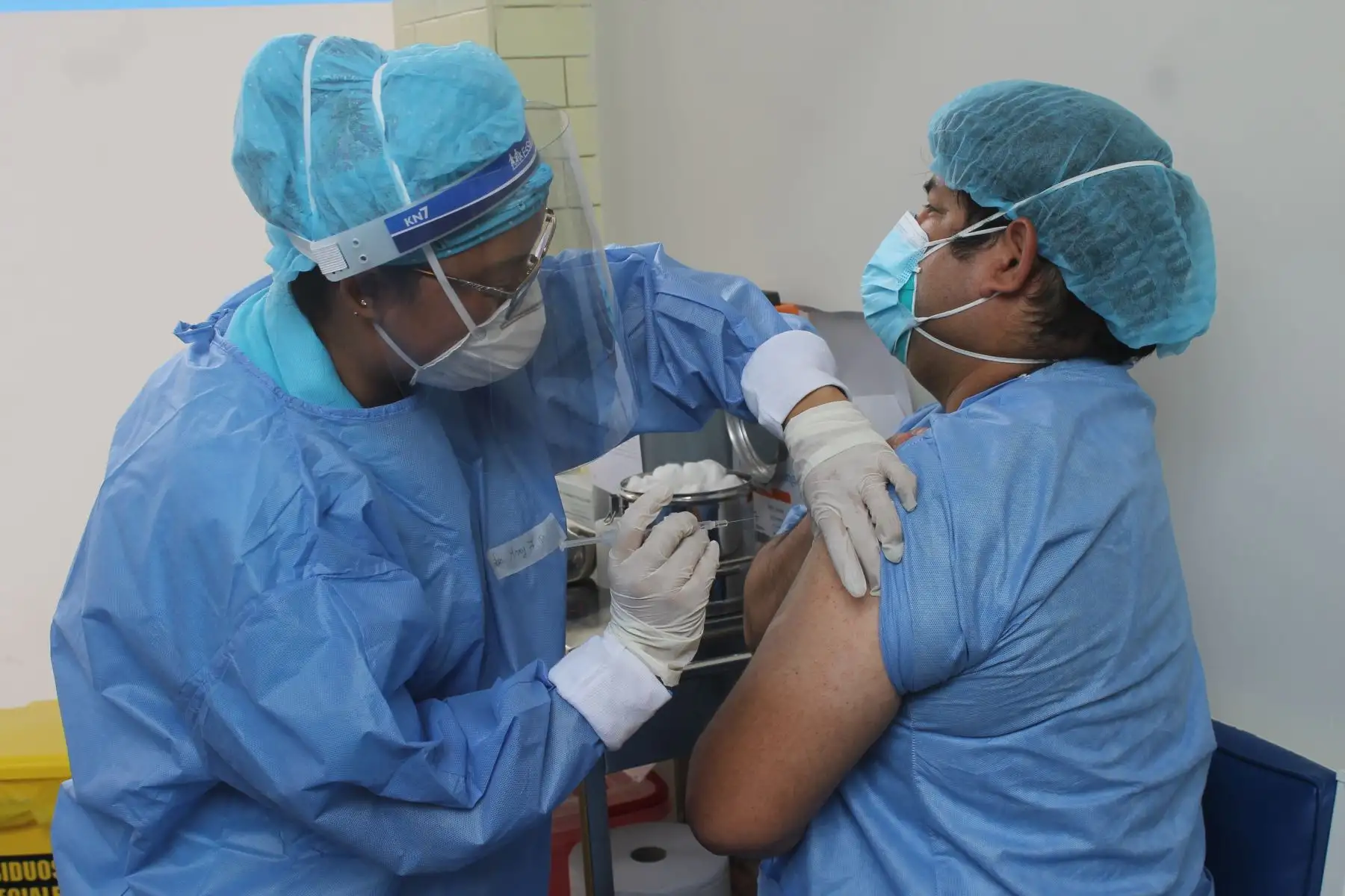 Cerca de 100 profesionales de la salud recibieron la primera dosis de la vacuna contra la covid-19, durante el primer día de vacunación. Numerosos médicos de todas las especialidades y licenciados de diversas áreas, todos de la primera línea, fueron vacunados en la primera jornada de vacunación que se inició en el hospital nacional Alberto Sabogal Sologuren de EsSalud. Foto: EsSalud