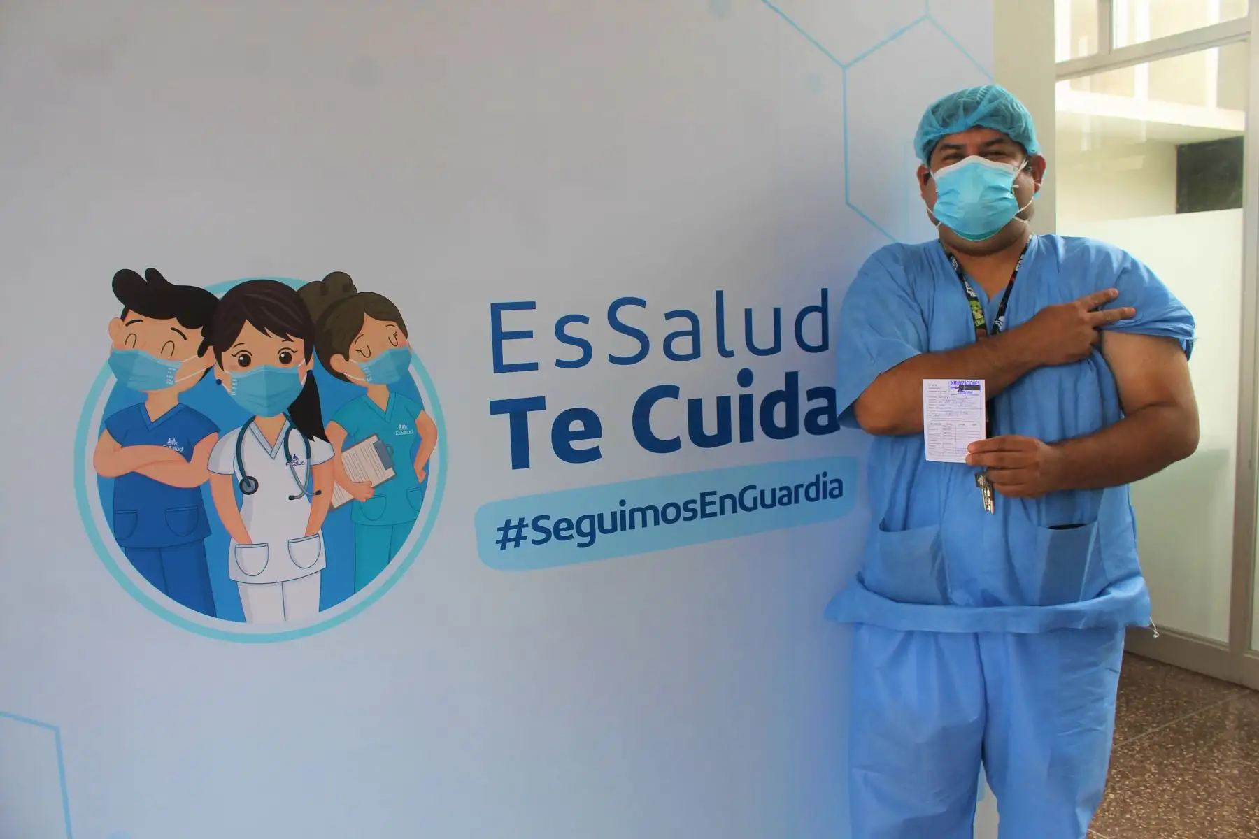 Cerca de 100 profesionales de la salud recibieron la primera dosis de la vacuna contra la covid-19, durante el primer día de vacunación. Numerosos médicos de todas las especialidades y licenciados de diversas áreas, todos de la primera línea, fueron vacunados en la primera jornada de vacunación que se inició en el hospital nacional Alberto Sabogal Sologuren de EsSalud. Foto: EsSalud