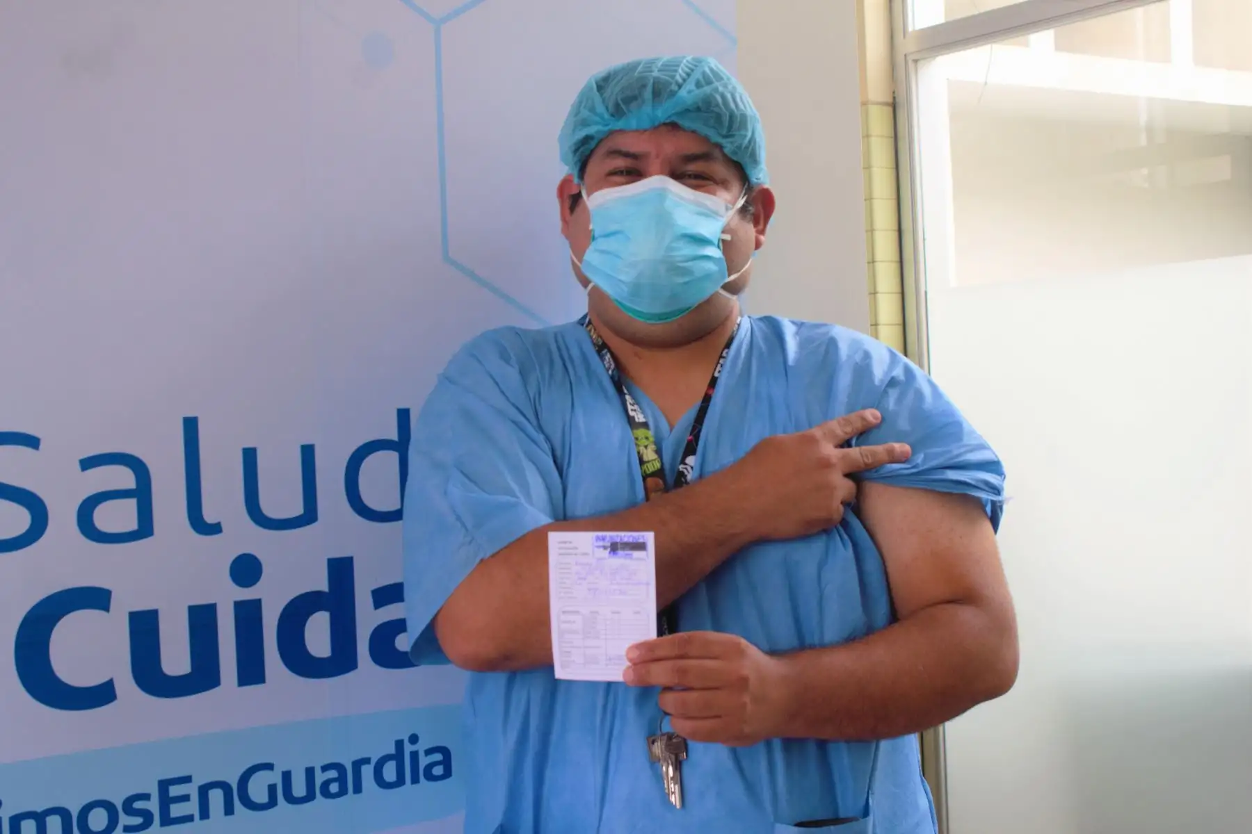 Cerca de 100 profesionales de la salud recibieron la primera dosis de la vacuna contra la covid-19, durante el primer día de vacunación. Numerosos médicos de todas las especialidades y licenciados de diversas áreas, todos de la primera línea, fueron vacunados en la primera jornada de vacunación que se inició en el hospital nacional Alberto Sabogal Sologuren de EsSalud. Foto: EsSalud