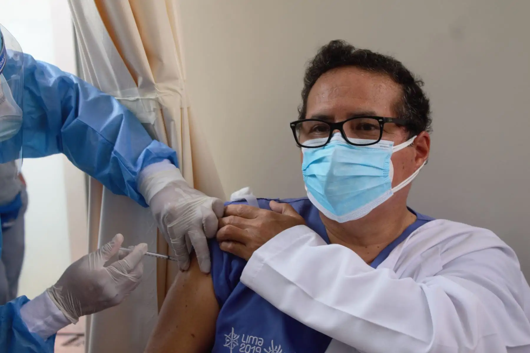 Cerca de 100 profesionales de la salud recibieron la primera dosis de la vacuna contra la covid-19, durante el primer día de vacunación. Numerosos médicos de todas las especialidades y licenciados de diversas áreas, todos de la primera línea, fueron vacunados en la primera jornada de vacunación que se inició en el hospital nacional Alberto Sabogal Sologuren de EsSalud. Foto: EsSalud