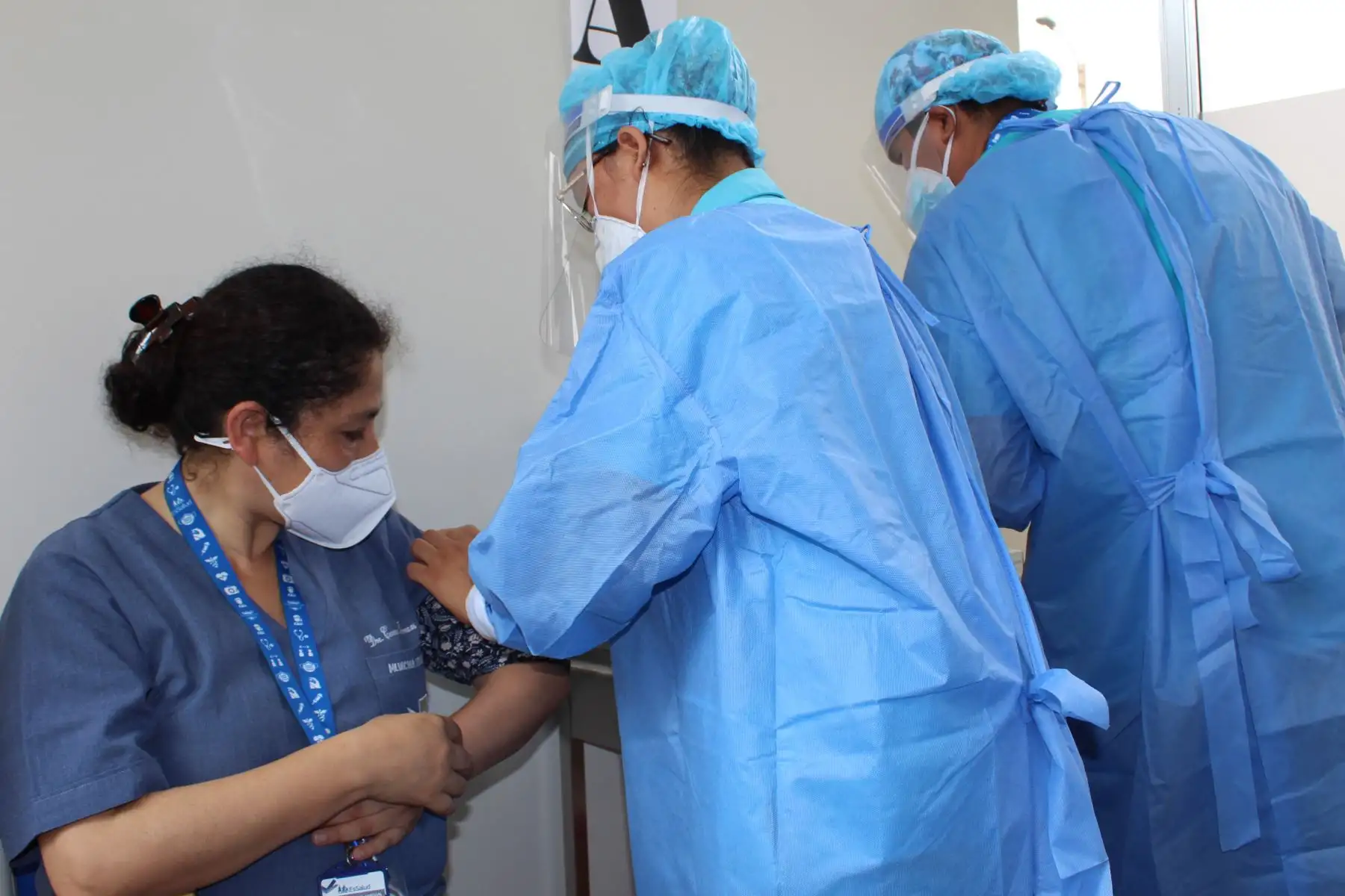 Cerca de 100 profesionales de la salud recibieron la primera dosis de la vacuna contra la covid-19, durante el primer día de vacunación. Numerosos médicos de todas las especialidades y licenciados de diversas áreas, todos de la primera línea, fueron vacunados en la primera jornada de vacunación que se inició en el hospital nacional Alberto Sabogal Sologuren de EsSalud. Foto: EsSalud