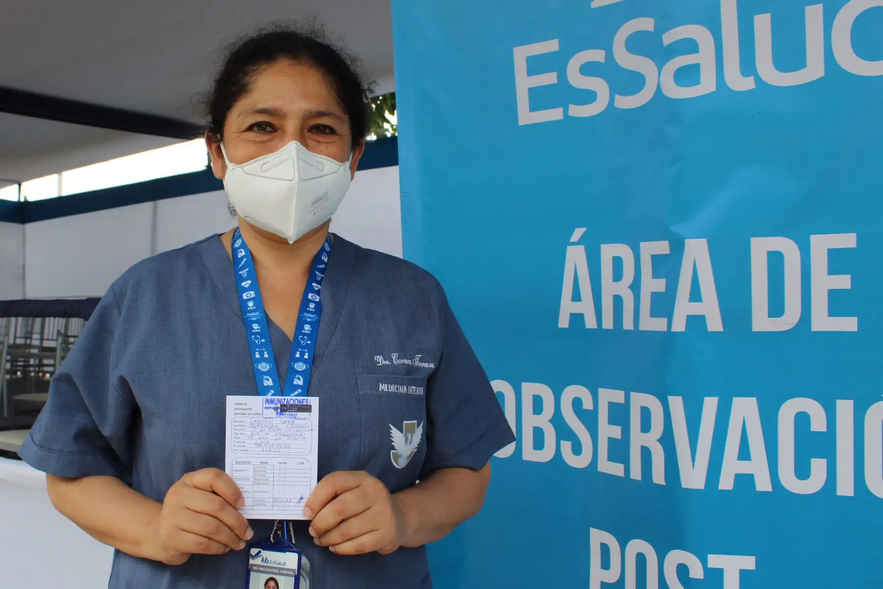 Cerca de 100 profesionales de la salud recibieron la primera dosis de la vacuna contra la covid-19, durante el primer día de vacunación. Numerosos médicos de todas las especialidades y licenciados de diversas áreas, todos de la primera línea, fueron vacunados en la primera jornada de vacunación que se inició en el hospital nacional Alberto Sabogal Sologuren de EsSalud. Foto: EsSalud