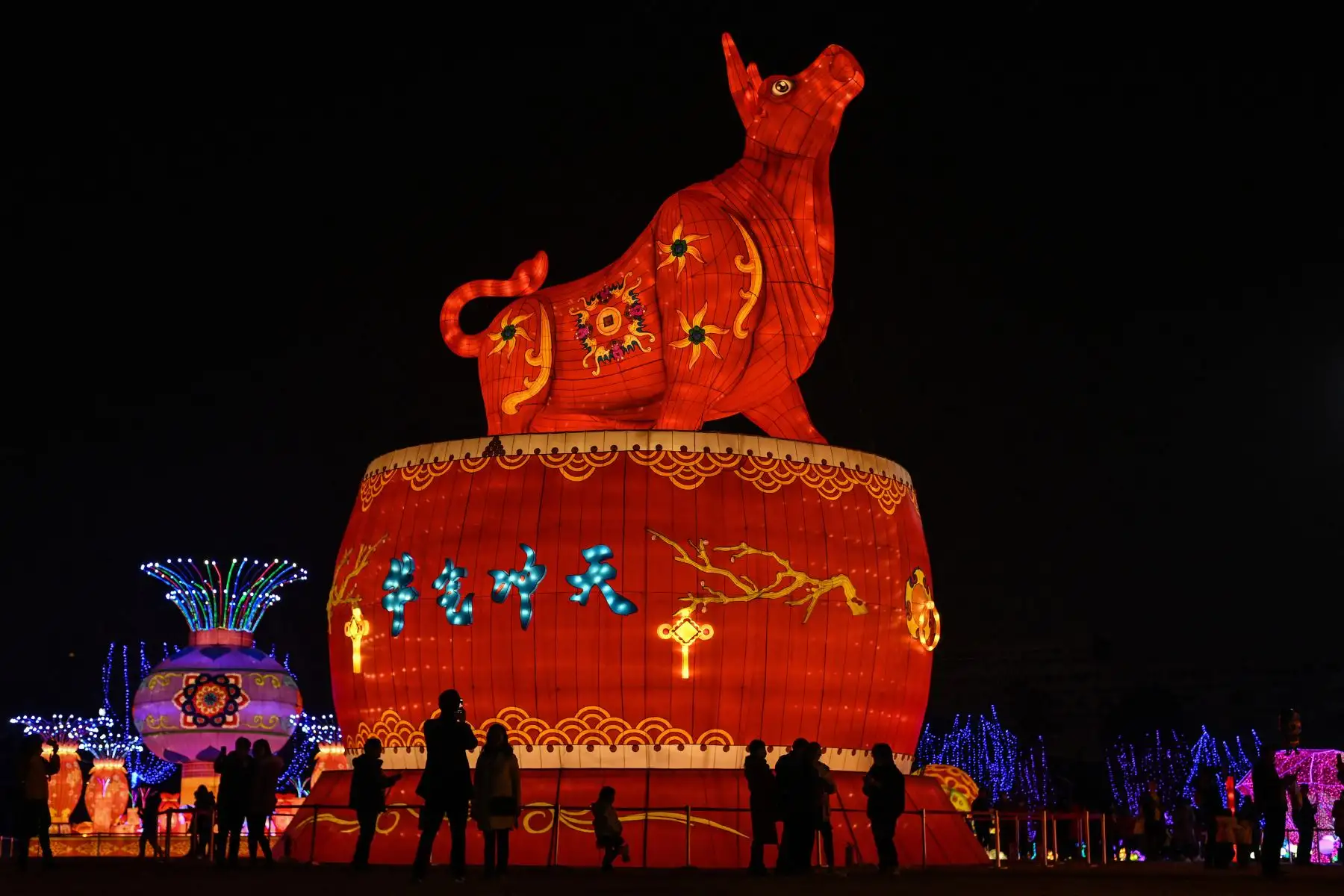 Las personas observan una linterna de buey gigante en un parque en Wuhan en la provincia central de Hubei en China, el 11 de febrero de 2021, antes del inicio del Año Nuevo Lunar. Foto: AFP