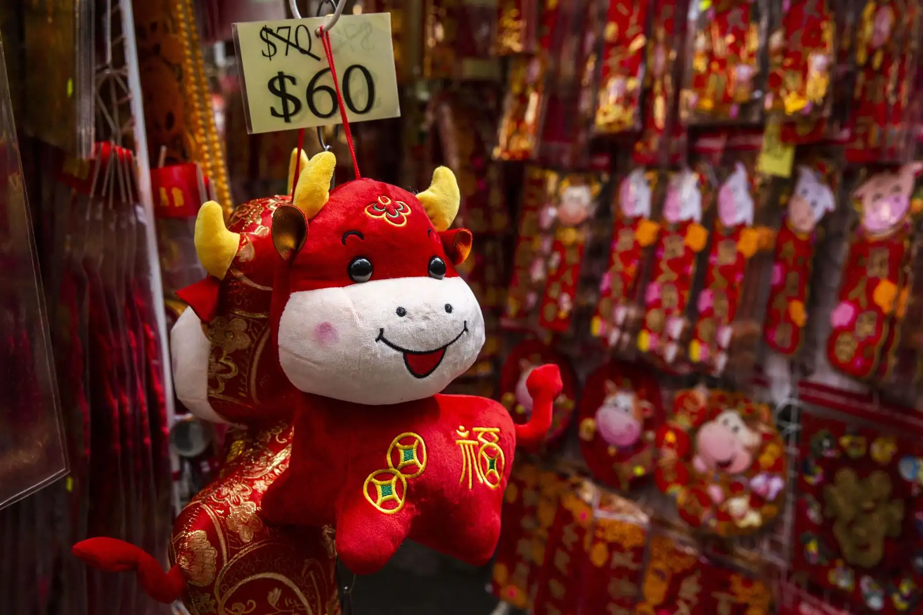 Un buey de juguete se exhibe a la venta en un mercado en Hong Kong como parte de los preparativos para la llegada del Nuevo Año Lunar. Foto: AFP