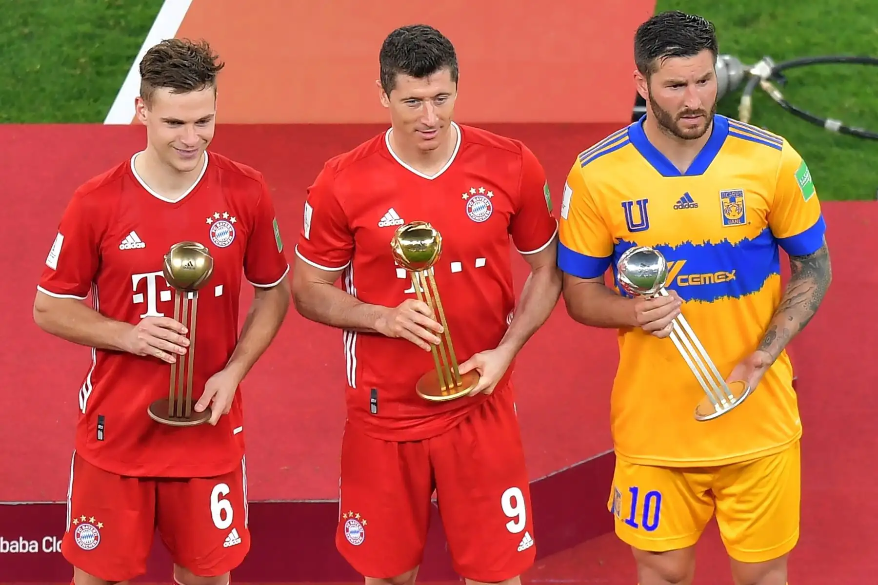 Robert Lewandowski (C) del Bayern Múnich, Andre-Pierre Gignac (R) de Tigres y Joshua Kimmich del Bayern Múnich posan con sus balones de Oro, Plata y Bronce tras la final de la Copa Mundial de Clubes de la FIFA. Foto: EFE