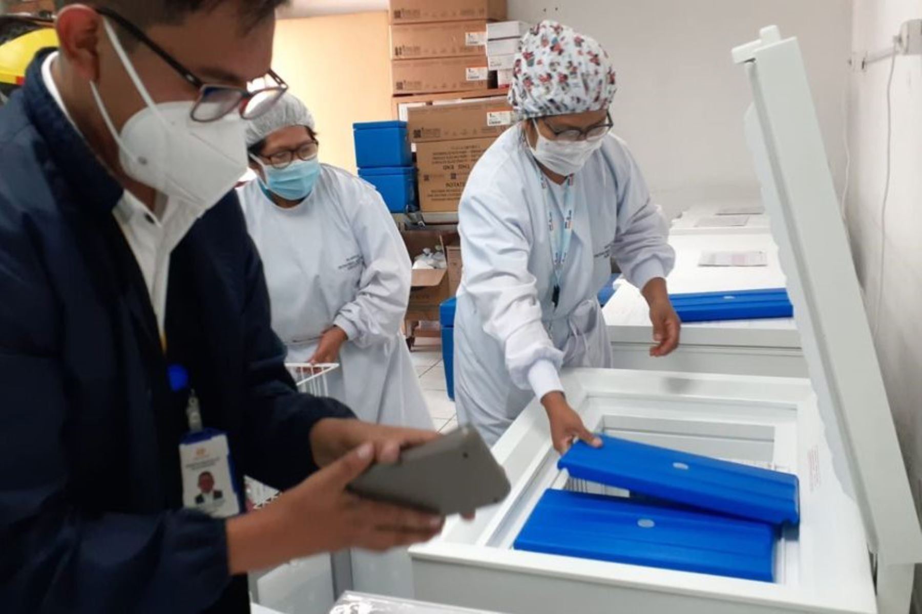 Las vacunas enviadas a Arequipa son distribuidas entre los establecimientos sanitarios públicos y privados de la región.
