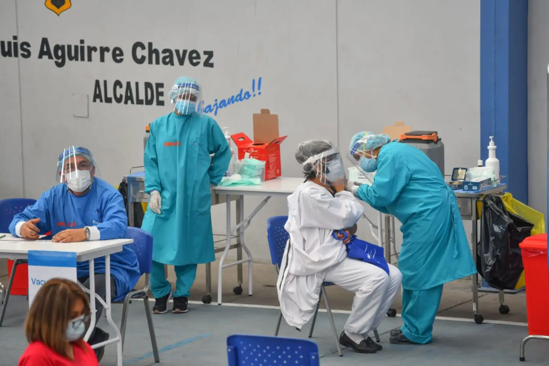 Hoy inicia la vacunación al personal medico de Essalud que trabaja en las áreas críticas de los hospitales de la ciudad de Arequipa. La jornada se realizó en el centro de vacunación Gustavo Mohme donde se realizó la vacunación programada en esta primera fase frente a la covid-19. Foto: Cortesía/Diego Ramos