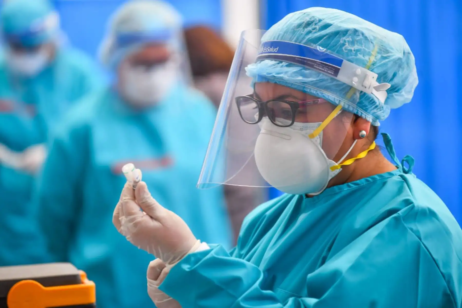 Hoy inicia la vacunación al personal medico de Essalud que trabaja en las áreas críticas de los hospitales de la ciudad de Arequipa. La jornada se realizó en el centro de vacunación Gustavo Mohme donde se realizó la vacunación programada en esta primera fase frente a la covid-19. Foto: Cortesía/Diego Ramos