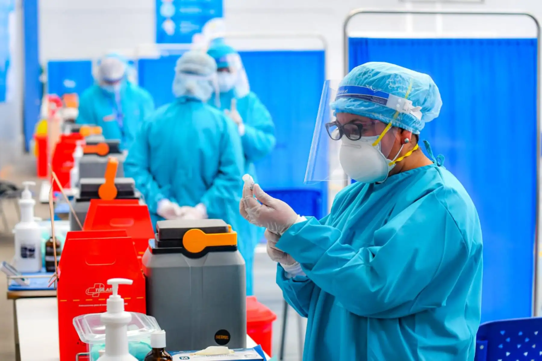 Hoy inicia la vacunación al personal medico de Essalud que trabaja en las áreas críticas de los hospitales de la ciudad de Arequipa. La jornada se realizó en el centro de vacunación Gustavo Mohme donde se realizó la vacunación programada en esta primera fase frente a la covid-19. Foto: Cortesía/Diego Ramos
