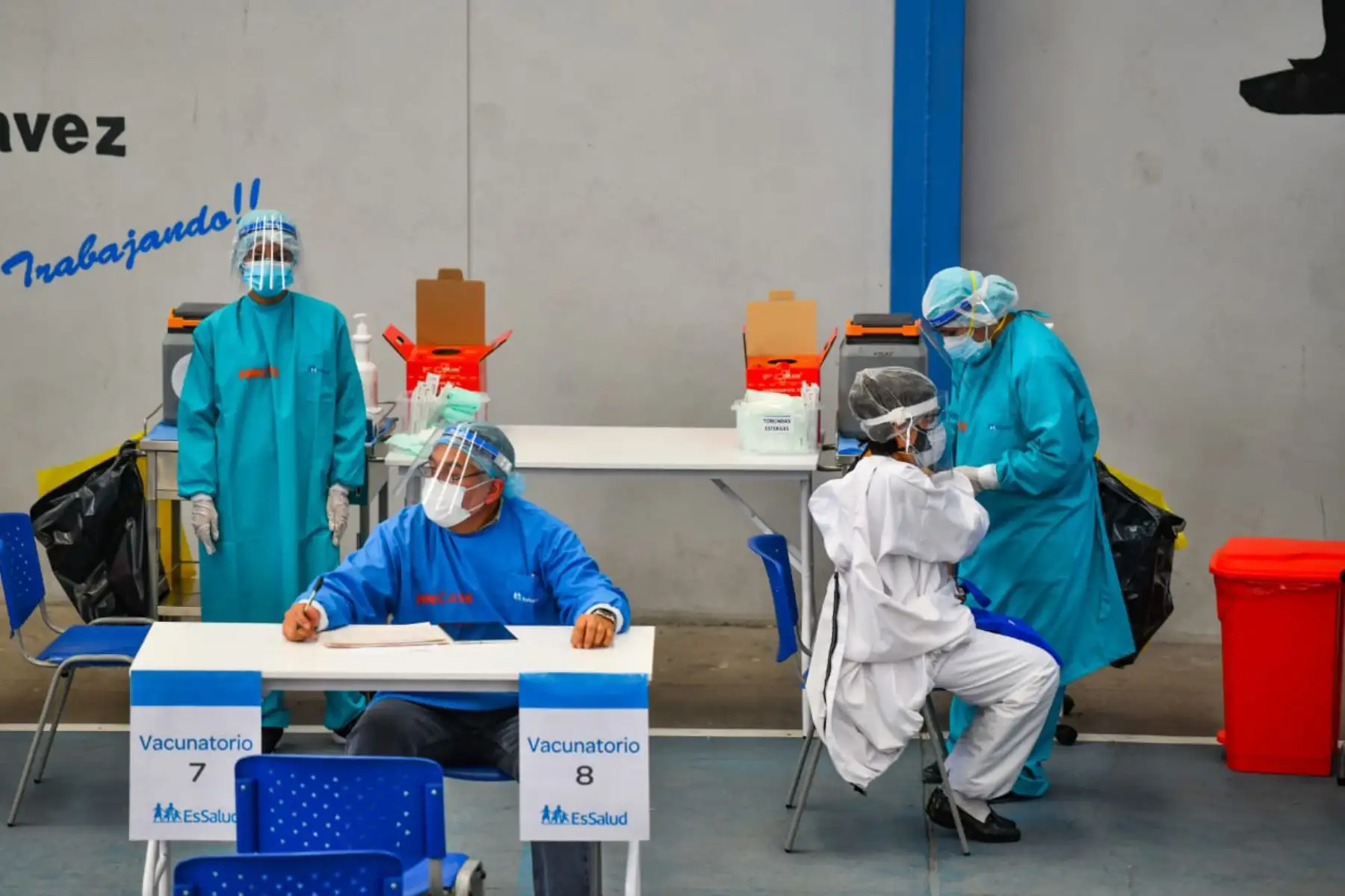 Hoy inicia la vacunación al personal medico de Essalud que trabaja en las áreas críticas de los hospitales de la ciudad de Arequipa. La jornada se realizó en el centro de vacunación Gustavo Mohme donde se realizó la vacunación programada en esta primera fase frente a la covid-19. Foto: Cortesía/Diego Ramos