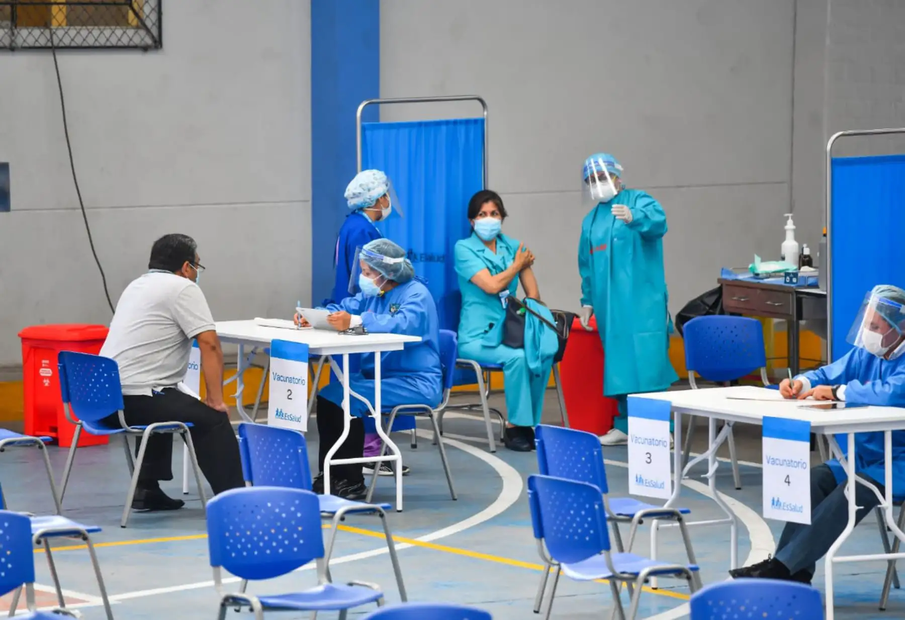 Hoy inicia la vacunación al personal medico de Essalud que trabaja en las áreas críticas de los hospitales de la ciudad de Arequipa. La jornada se realizó en el centro de vacunación Gustavo Mohme donde se realizó la vacunación programada en esta primera fase frente a la covid-19. Foto: Cortesía/Diego Ramos