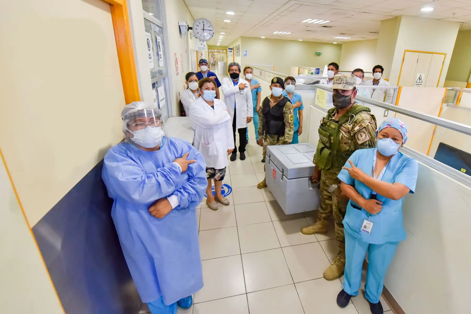 Pusieron el hombro por el Perú. Tras la llegada de las vacunas contra la covid-19 hoy al mediodía, se procedió al proceso de vacunación del personal de salud que se encuentra en la primera línea de batalla enfrentando al nuevo coronavirus en el Instituto Nacional de Salud del Niño San Borja. Foto: INSN SAN BORJA