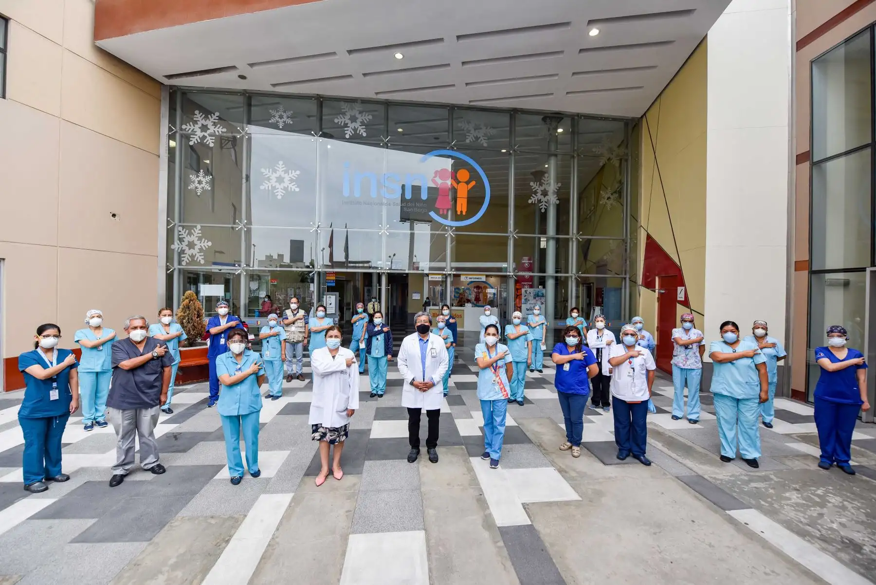 Pusieron el hombro por el Perú. Tras la llegada de las vacunas contra la covid-19 hoy al mediodía, se procedió al proceso de vacunación del personal de salud que se encuentra en la primera línea de batalla enfrentando al nuevo coronavirus en el Instituto Nacional de Salud del Niño San Borja. Foto: INSN SAN BORJA