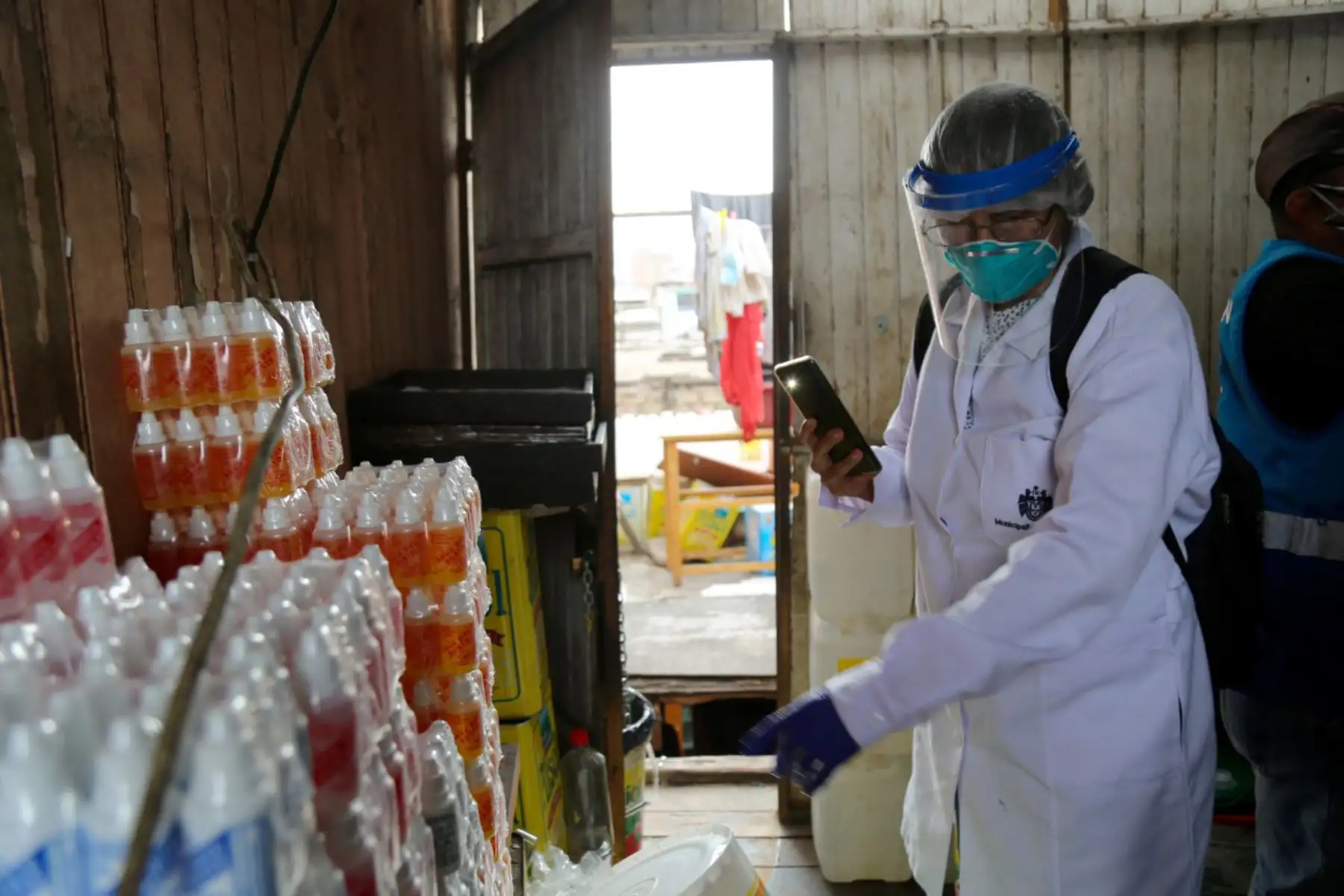El personal edil inició un proceso sancionador contra los propietarios de estos establecimientos y les impuso una multa de S/ 4,400 (1 UIT) por fabricar y almacenar productos farmacéuticos sin cumplir con las prácticas adecuadas de manufactura y almacenamiento. Foto: ANDINA/Municipalidad de Lima