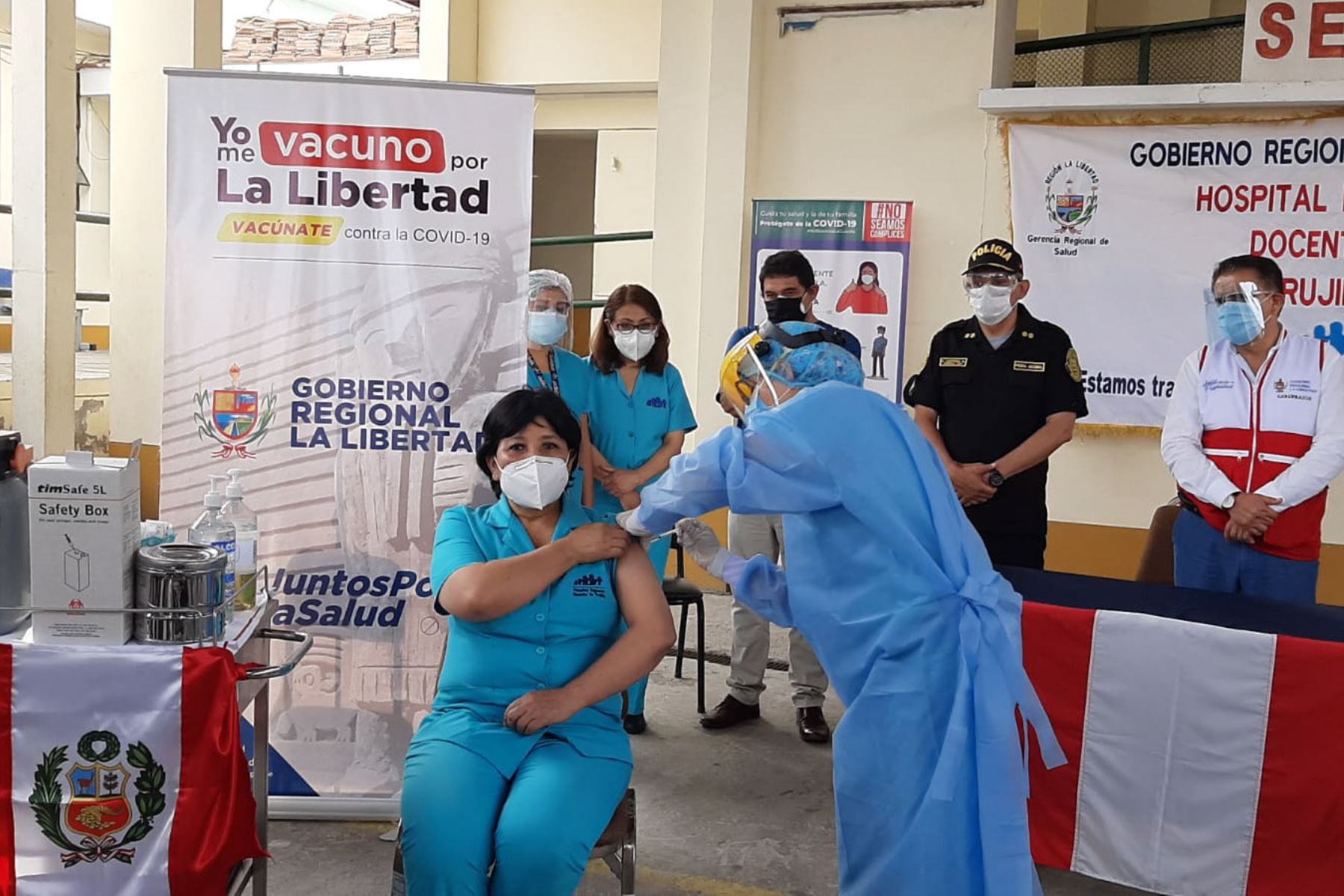 La Libertad inició la inmunización de sus profesionales de salud de primera línea ayer dos horas después de recibir las primeras 7,367 dosis. Foto: ANDINA/Difusión