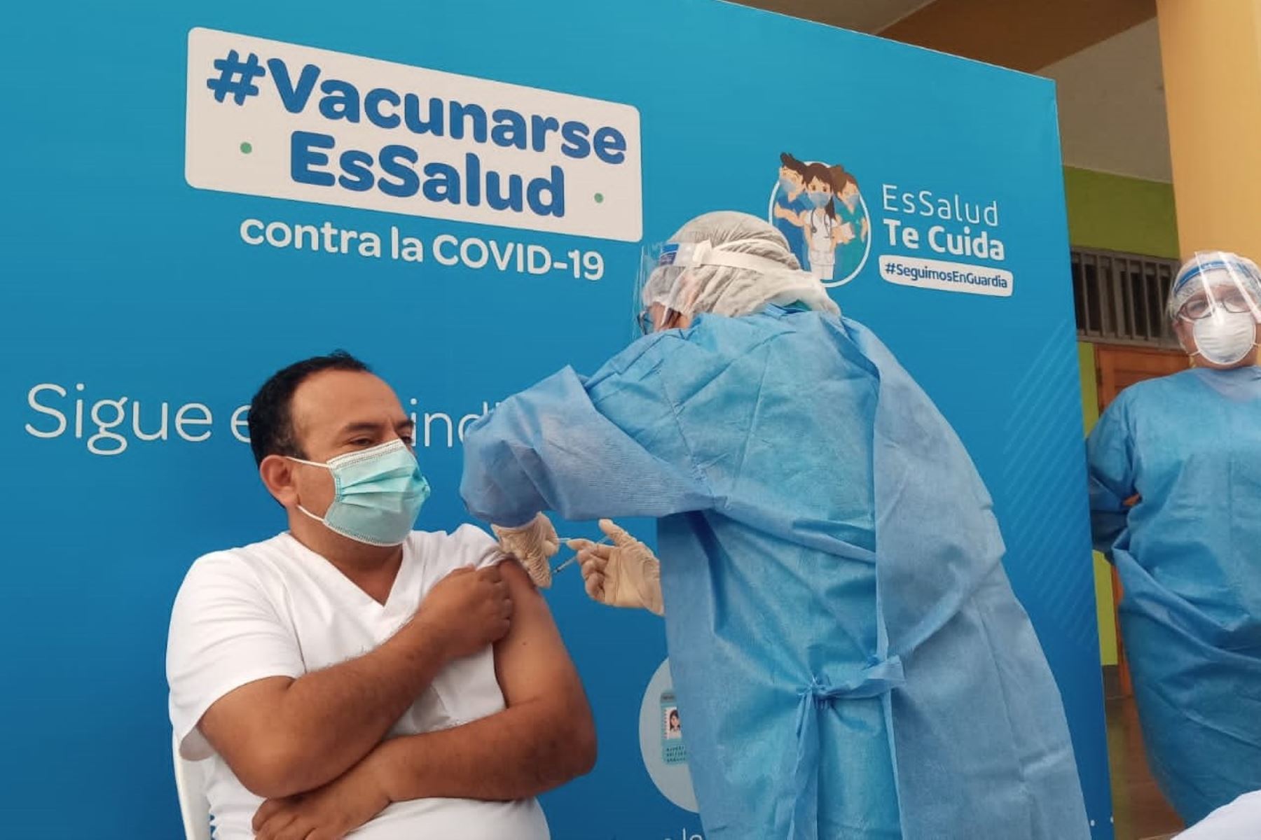 Personal asistencial de EsSalud se vacuna contra el covid-19 en la región Lambayeque. Foto: ANDINA/Difusión