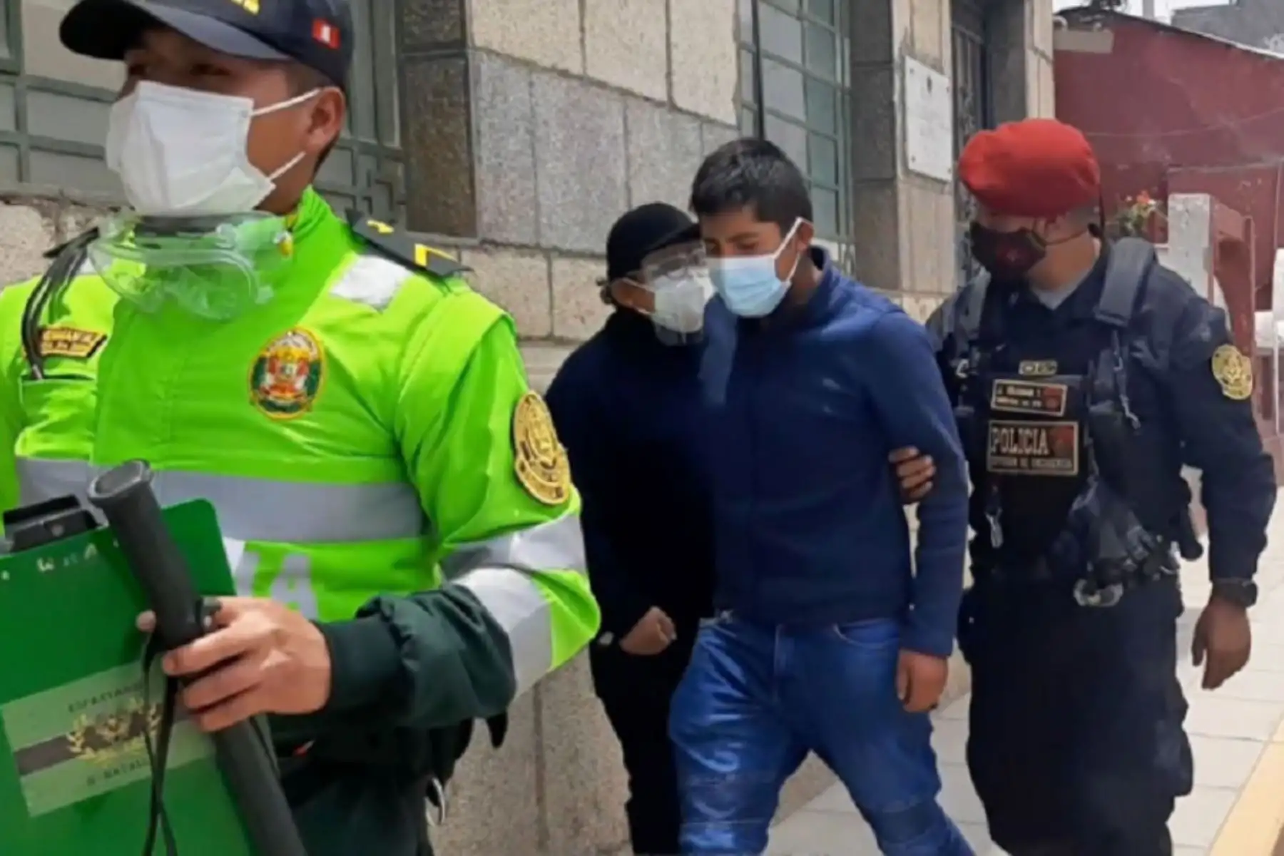 Un policía que había ingresado al área Covid del hospital Daniel Alcides Carrión vestido de médico fue intervenido por sus colegas y efectivos militares que custodiaban el nosocomio tras ser descubierto por el personal de salud cuando tomaba fotografías en dicha zona restringida.