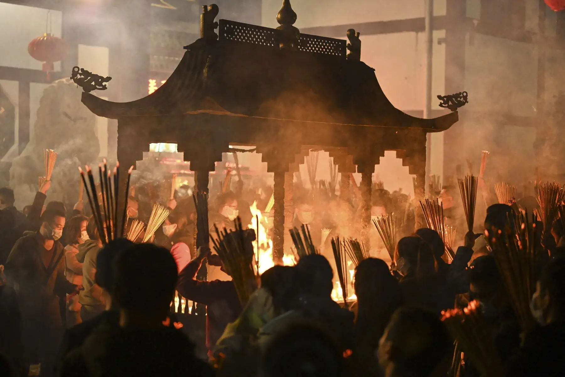 Un gran número de personas quemando incienso y rezando por buena suerte en la víspera del Año Nuevo Lunar en un templo en Nanning, en la región sureña de Guangxi, China. Foto: AFP