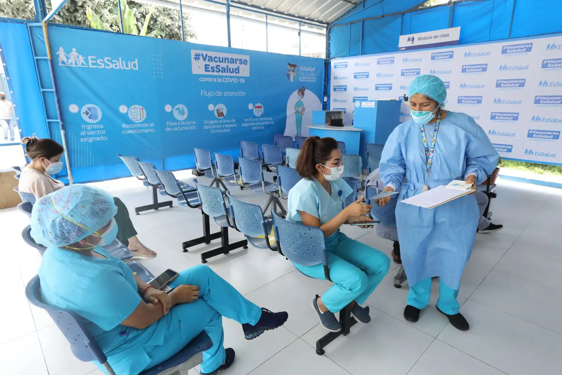 Médicos, enfermeras, e intensivistas que trabajan con pacientes Covid 19 de la Red Sabogal de Essalud  reciben la primera dosis de la vacuna china Sinopharm.  Foto: ANDINA/Essalud
