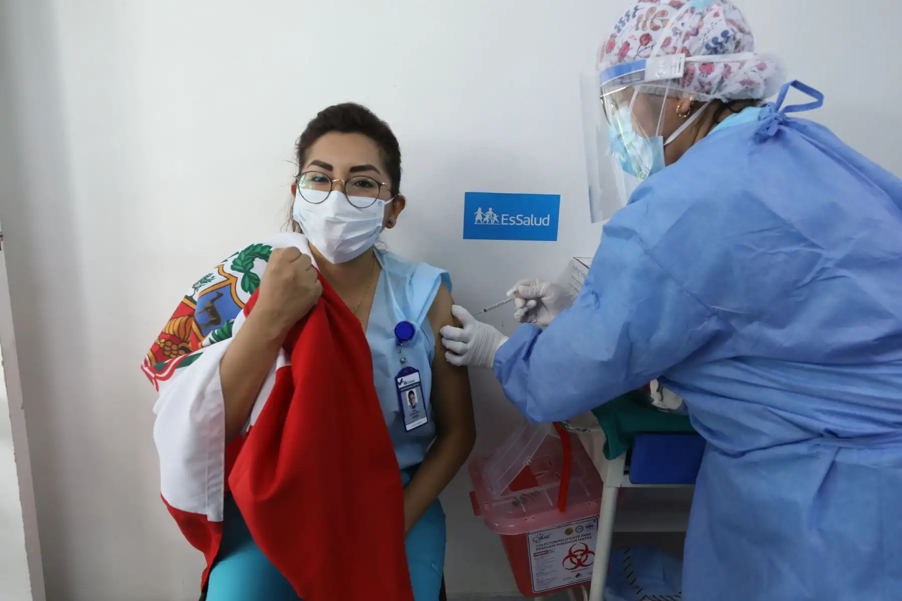 Médicos, enfermeras, e intensivistas que trabajan con pacientes Covid 19 de la Red Sabogal de Essalud  reciben la primera dosis de la vacuna china Sinopharm.  Foto: ANDINA/Essalud