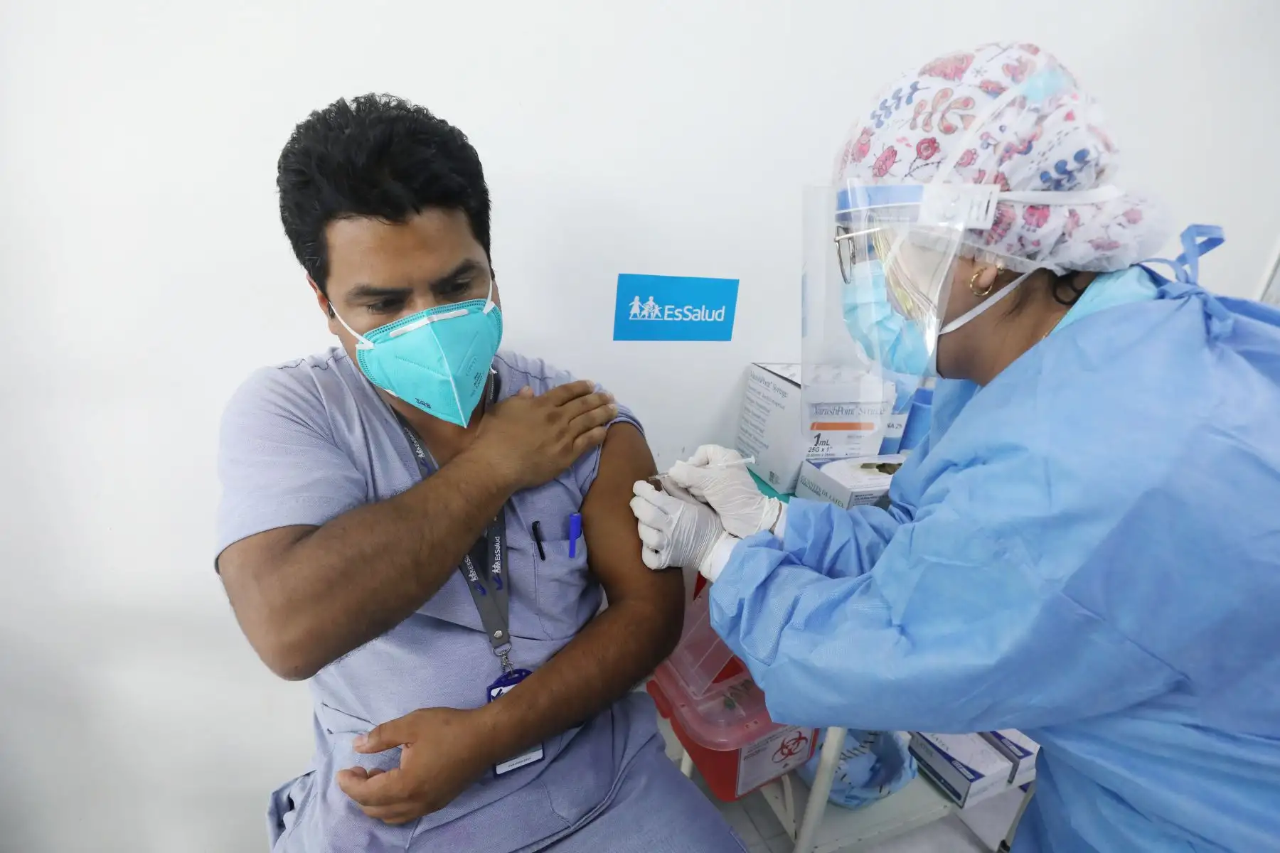Médicos, enfermeras, e intensivistas que trabajan con pacientes Covid 19 de la Red Sabogal de Essalud  reciben la primera dosis de la vacuna china Sinopharm.  Foto: ANDINA/Essalud