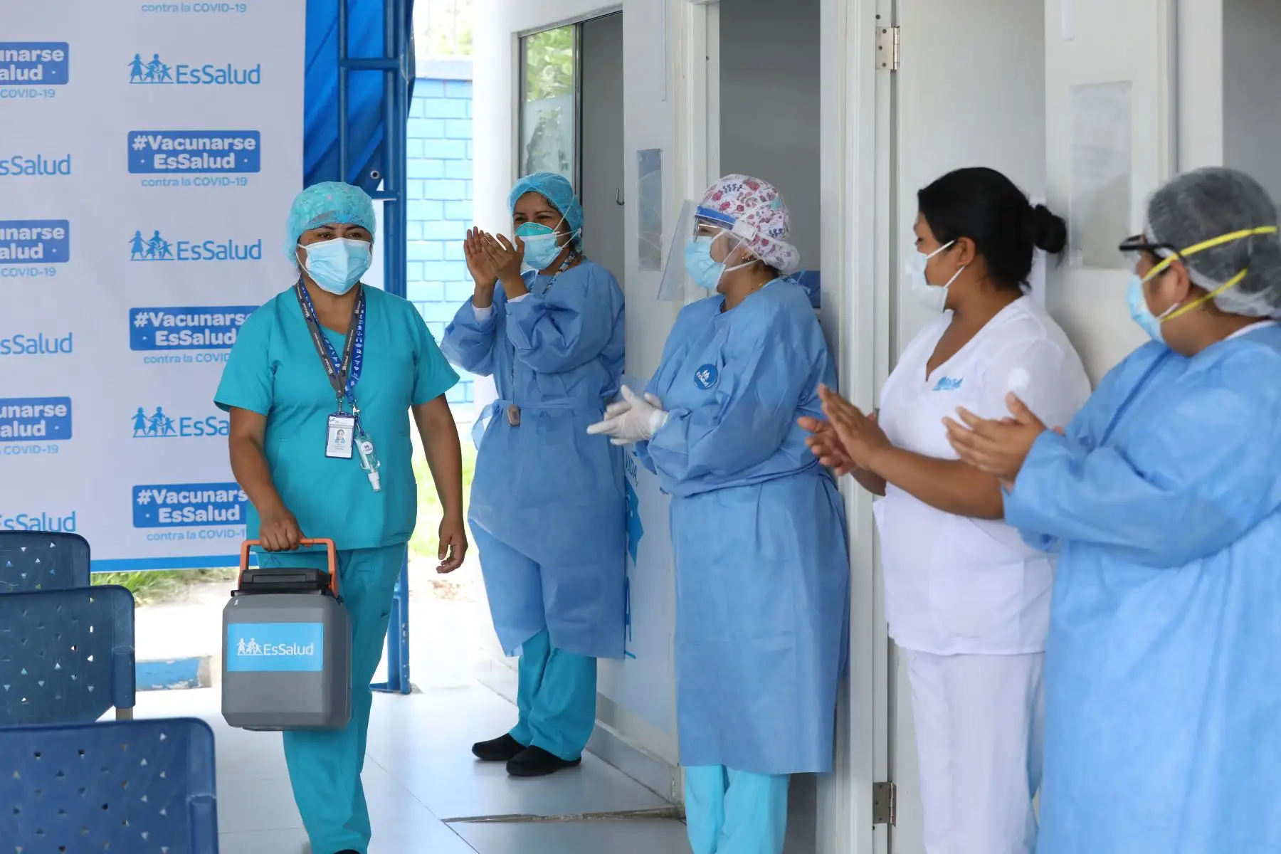 Médicos, enfermeras, e intensivistas que trabajan con pacientes Covid 19 de la Red Sabogal de Essalud  reciben la primera dosis de la vacuna china Sinopharm.  Foto: ANDINA/Essalud