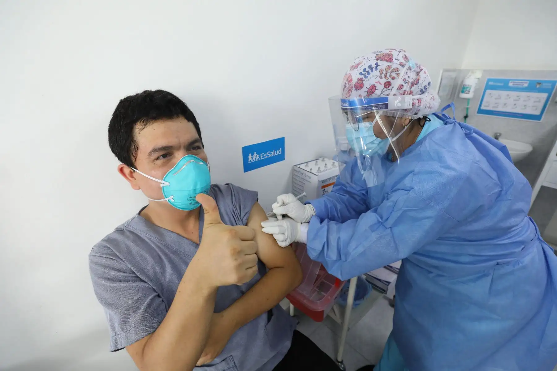 Médicos, enfermeras, e intensivistas que trabajan con pacientes Covid 19 de la Red Sabogal de Essalud  reciben la primera dosis de la vacuna china Sinopharm.  Foto: ANDINA/Essalud