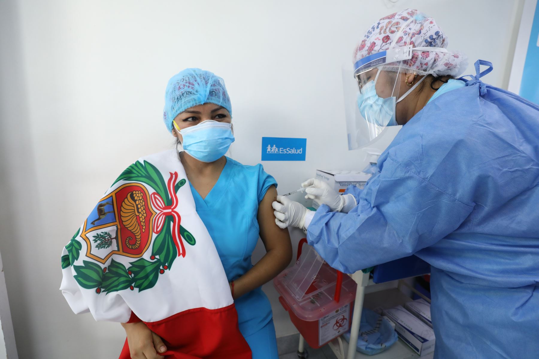 Médicos, enfermeras, e intensivistas que trabajan con pacientes Covid 19 de la Red Sabogal de Essalud  reciben la primera dosis de la vacuna china Sinopharm.  Foto: ANDINA/Essalud.