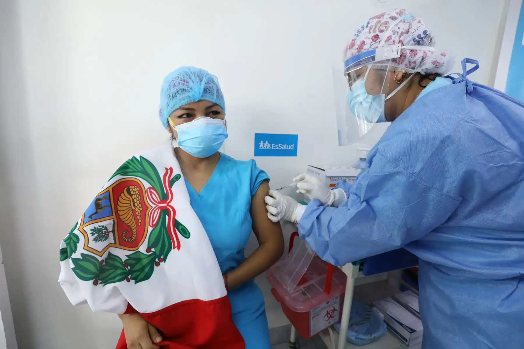 Siete regiones han aplicado la primera dosis de la vacuna contra el covid-19 a más de la mitad de sus médicos, enfermeras y personal técnico que labora en las unidades de cuidados intensivos, emergencias y de hospitalización, informó el Ministerio de Salud (Minsa). Foto: ANDINA.