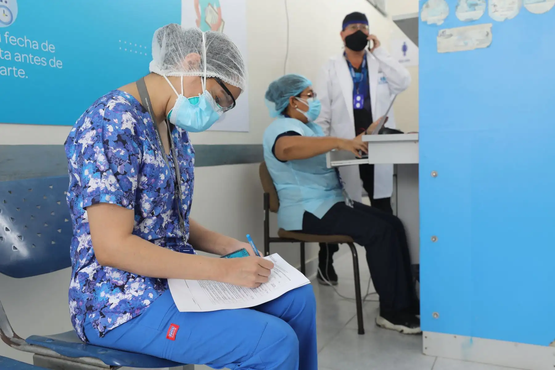 Médicos, enfermeras, e intensivistas que trabajan con pacientes Covid 19 de la Red Sabogal de Essalud  reciben la primera dosis de la vacuna china Sinopharm.  Foto: ANDINA/Essalud