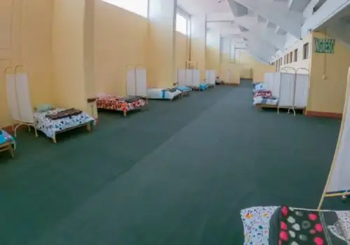 El Gobierno Regional de Áncash, a través de la Dirección Regional de Salud, ha implementado tres Centros de Atención y Aislamiento Temporal (CAT) en Huaraz, Huari y Chimbote, con más de 100 camas en total para pacientes diagnosticados con covid-19.