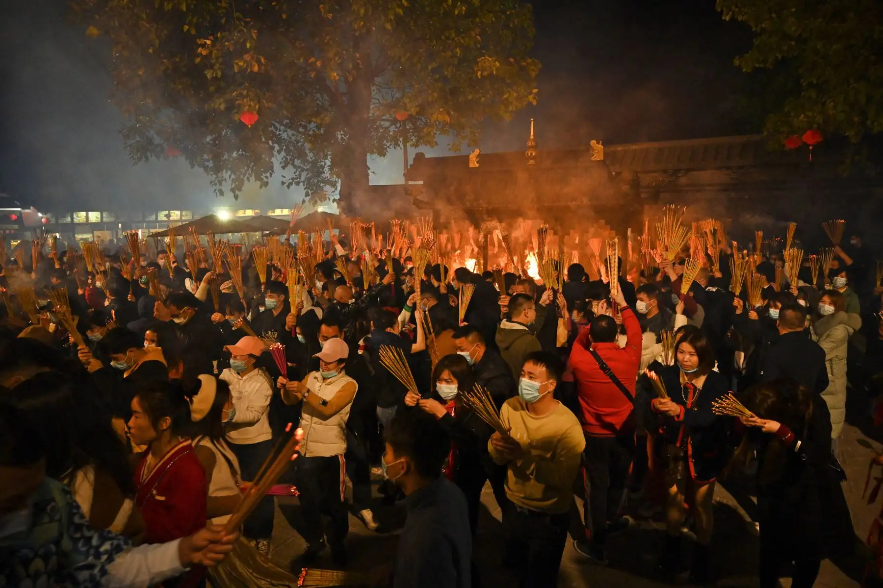 Personas quemando incienso y rezando por buena suerte en la víspera del Año Nuevo Lunar en un templo en Nanning, en la región sureña de Guangxi, China. Foto: AFP