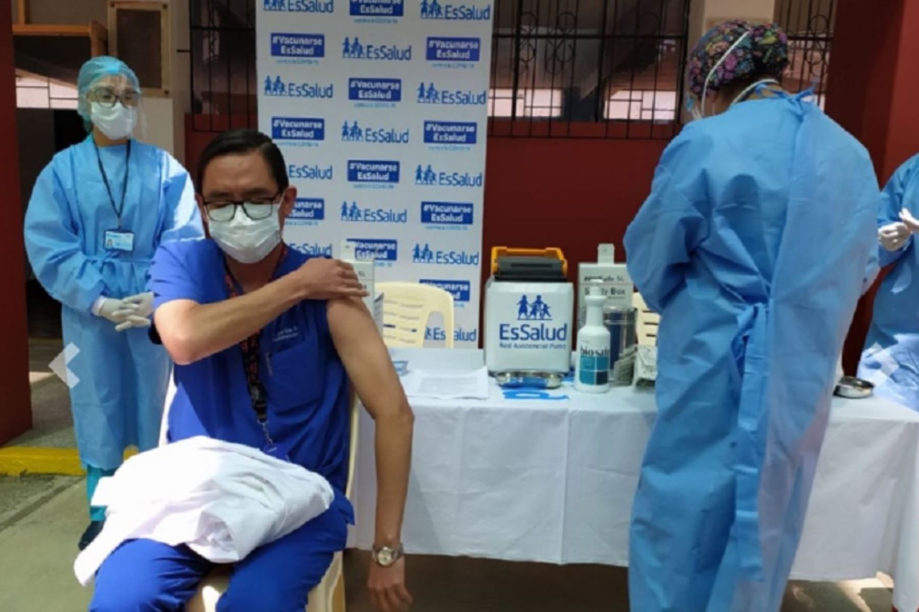 EsSalud Puno recibió 366 vacunas contra el covid-19, las que son administradas al personal asistencial que colabora en la primera línea de atención contra la pandemia.