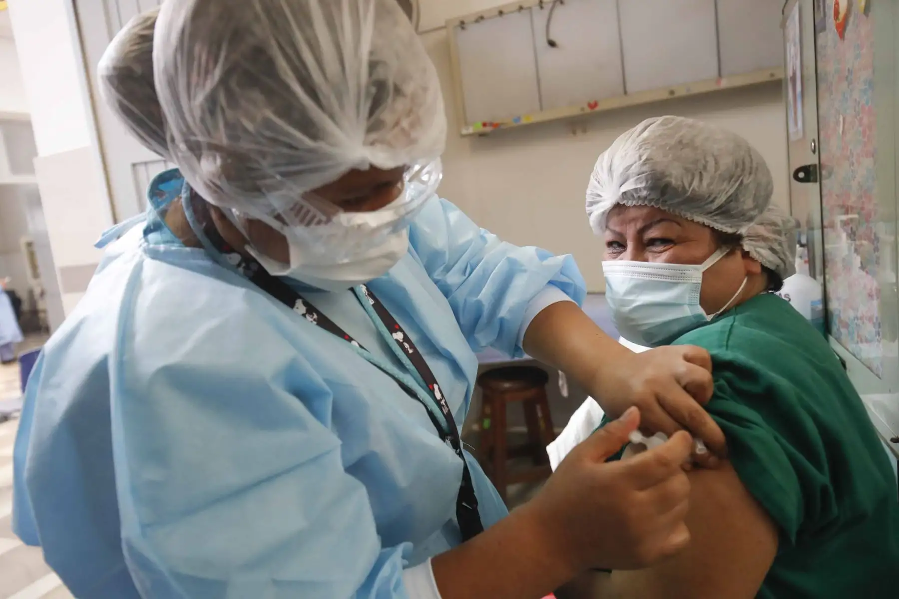 Continúa proceso de vacunación contra Covid-19 al personal médico de primera línea en el Hospital Dos de Mayo de Lima. Técnica en enfermería Matilde Ayala Aguirre recibe la primera dosis de la vacuna Sinopharm. Foto: Juan Carlos Guzmán