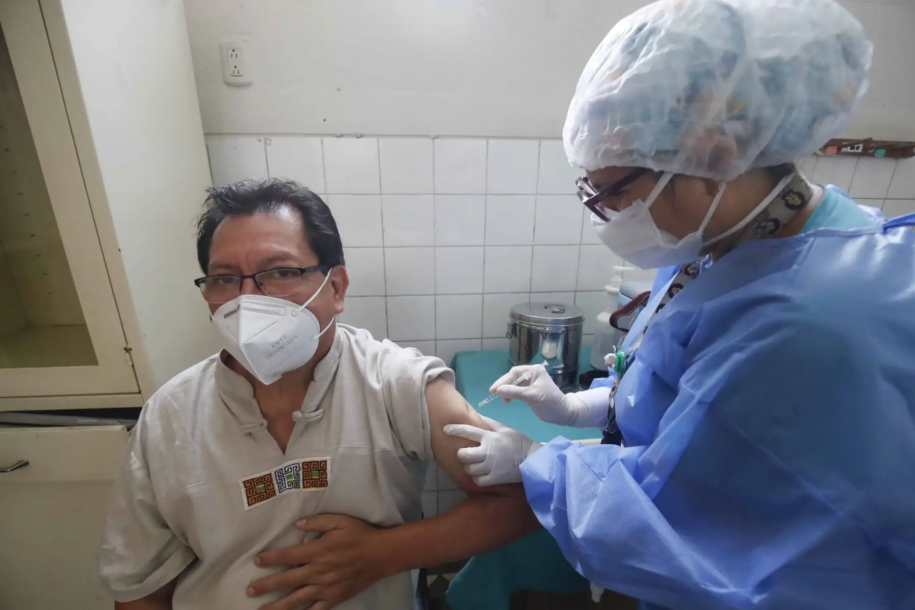 Continúa proceso de vacunación contra Covid-19 al personal médico de primera línea en el Hospital Dos de Mayo de Lima. Médico Giovanni Falconni recibe la primera dosis de la vacuna Sinopharm. Foto: Juan Carlos Guzmán