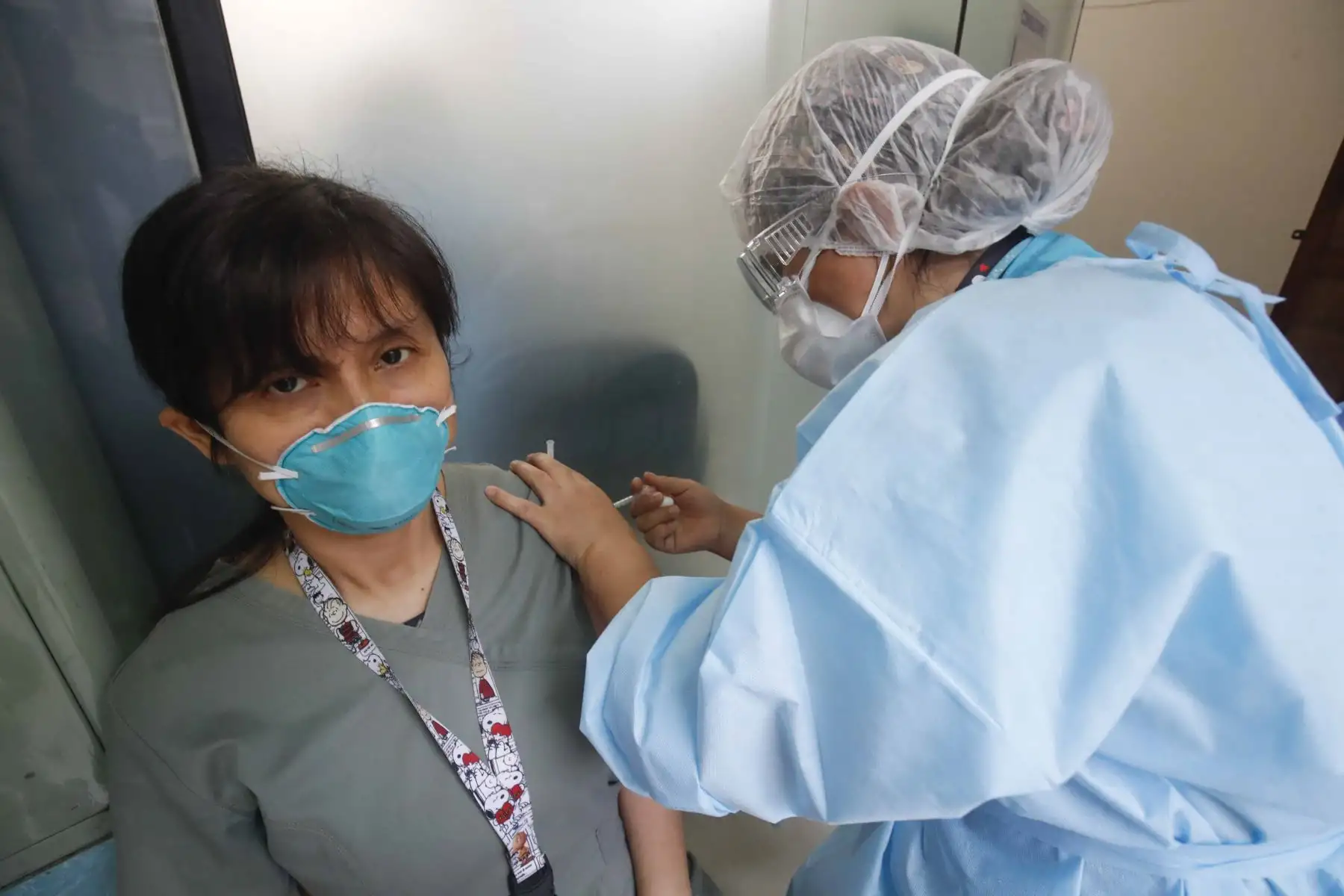 Continúa proceso de vacunación contra Covid-19 al personal médico de primera línea en el Hospital Dos de Mayo de Lima. Médico Milagros Vicuña recibe la primera dosis de la vacuna Sinopharm. Foto: Juan Carlos Guzmán