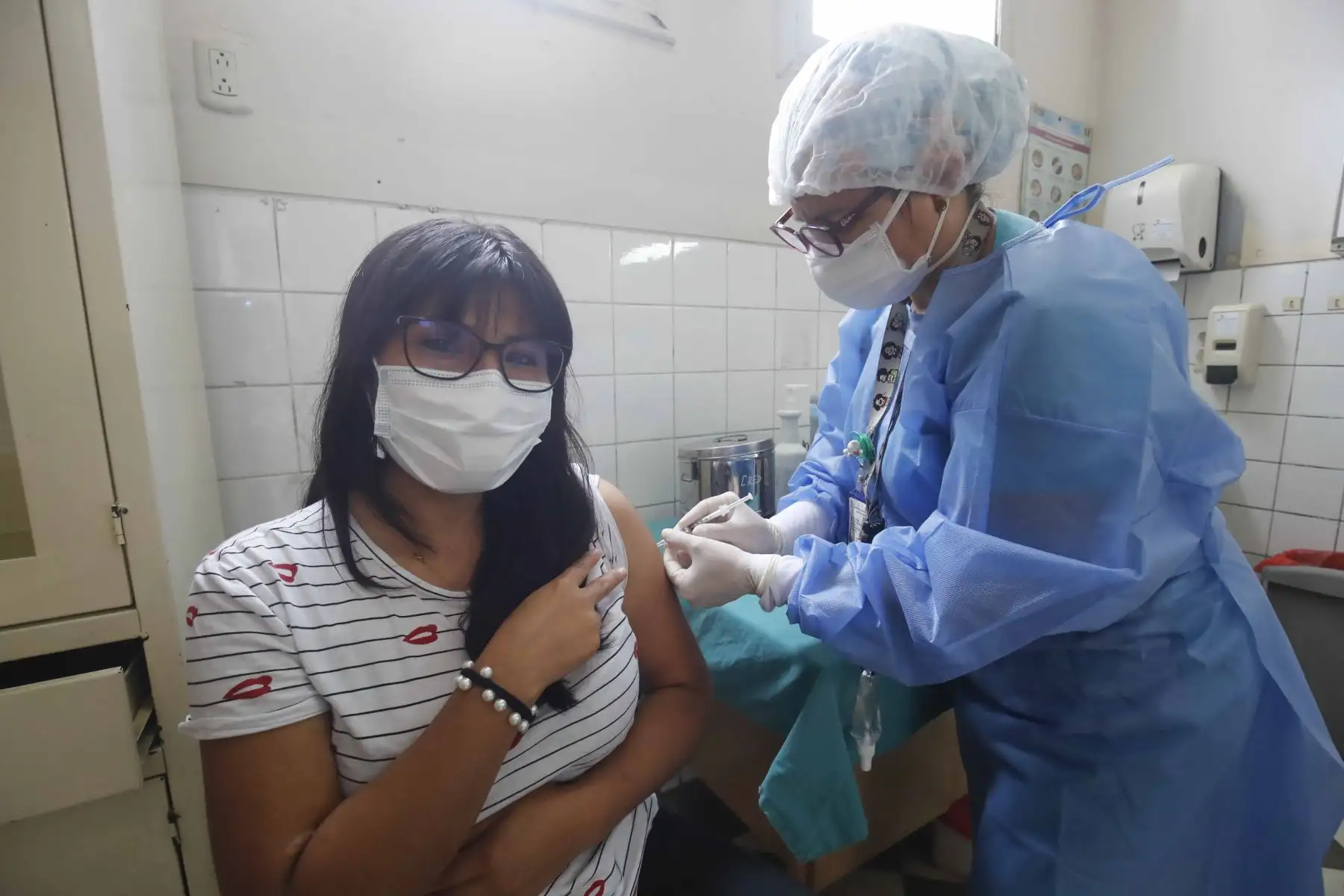 Continúa proceso de vacunación contra Covid-19 al personal médico de primera línea en el Hospital Dos de Mayo de Lima. Técnica en enfermería Evelyn Mamani recibe la primera dosis de la vacuna Sinopharm. Foto: Juan Carlos Guzmán