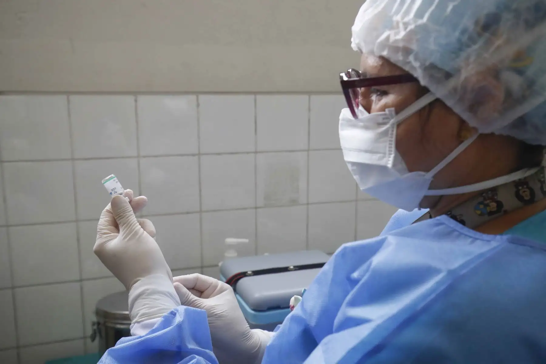 Continúa proceso de vacunación contra Covid-19 al personal médico de primera línea en el Hospital Dos de Mayo de Lima.  Foto: Juan Carlos Guzmán