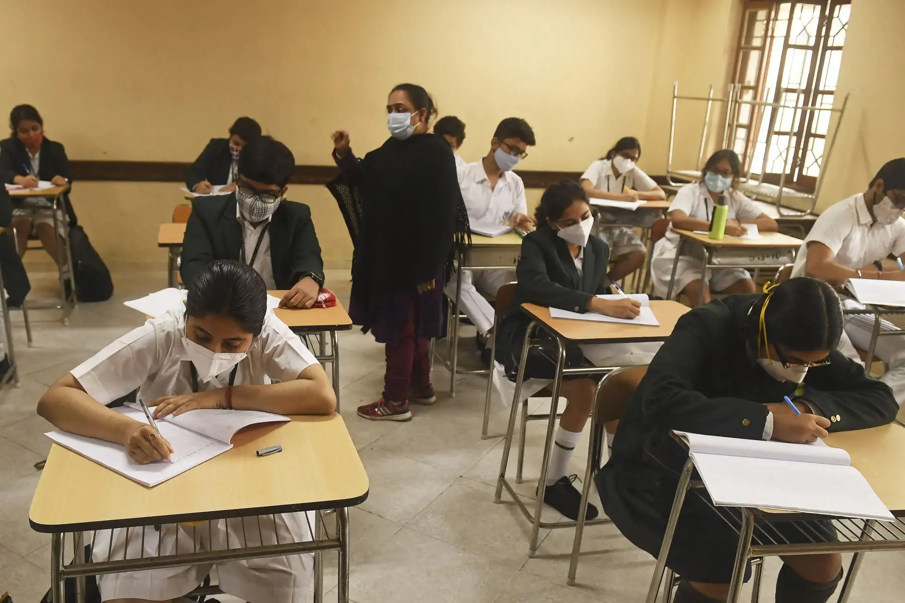 Los estudiantes de las escuelas asisten a una clase en una escuela privada cuando estas reabrieron después de casi 11 meses de descanso debido a la pandemia del coronavirus, en Calcuta, el 12 de febrero de 2021. Foto: AFP